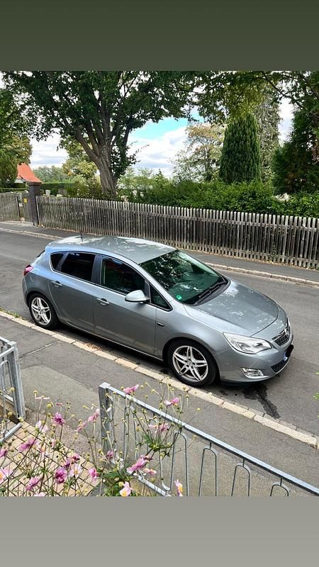 Grau Gebraucht 2011 Opel Astra Limousine | 2.150 € (Superpreis) - Bild 1/4