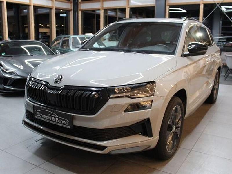 Grau Gebraucht 2024 Skoda Karoq SportLine SUV | 32.990 € (Guter Preis) - Bild 1/4