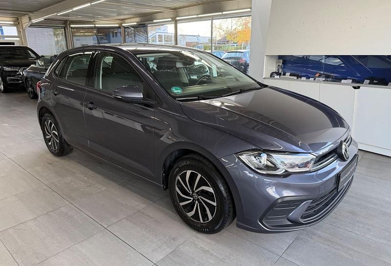 Grau Gebraucht 2022 VW Polo Life Kleinwagen | 15.890 € (Fairer Preis) - Bild 1/4