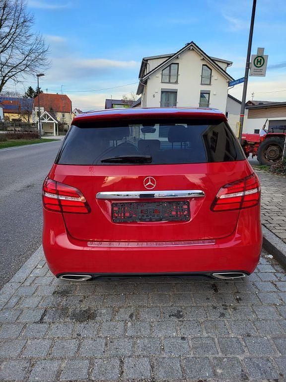 Gebraucht Mercedes B180 Urban 109 PS (80 kW) 2015 Rot Kleinwagen