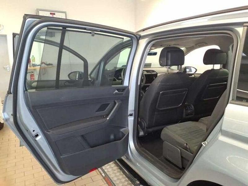 Gebraucht VW Touran Comfortline 150 PS (110 kW) 2024 Oyster silver metallic Van / Kleinbus
