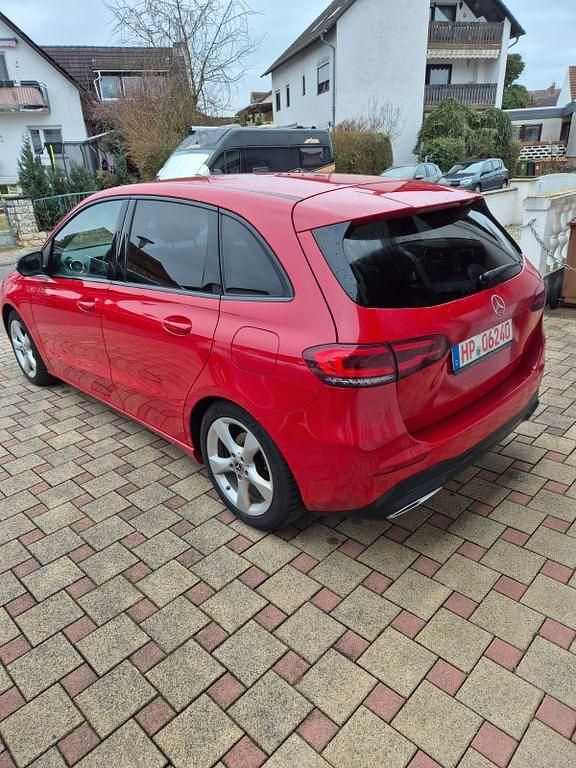 Gebraucht Mercedes B200 Progressive 150 PS (110 kW) 2019 Rot Van / Kleinbus
