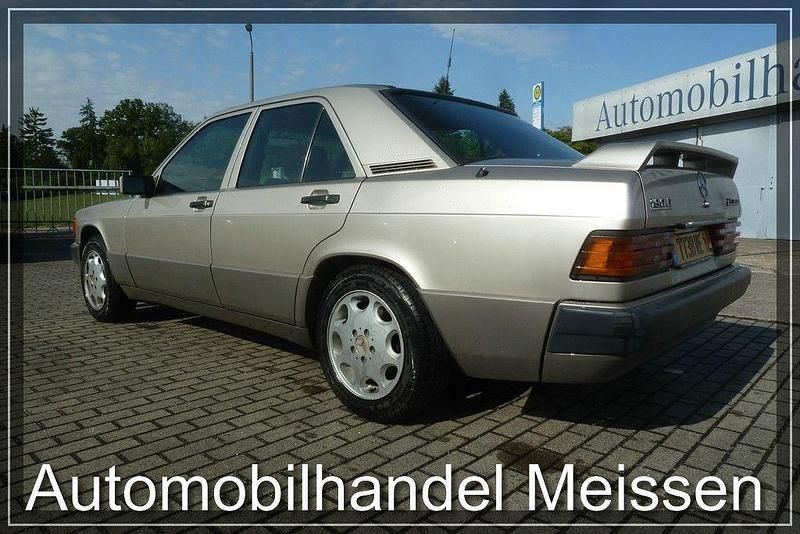 Grau Gebraucht 1992 Mercedes 190 Limousine | 11.950 € - Bild 1/4