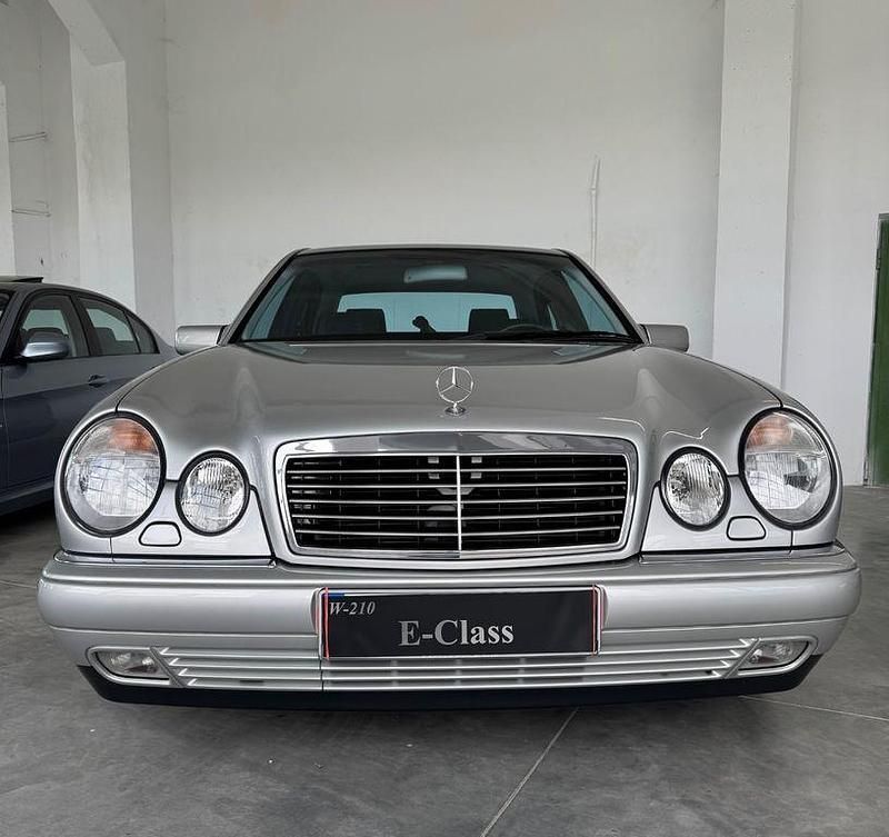 Silber Gebraucht 1999 Mercedes E200 Avantgarde Limousine | 18.990 € - Bild 1/4