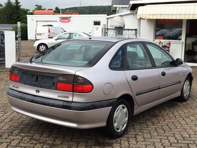 Gebraucht Renault Laguna 114 PS (83 kW) 1996 Silber metallic Limousine