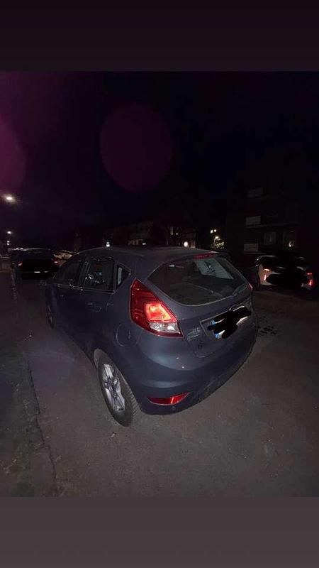 Gebraucht Ford Fiesta 101 PS (74 kW) 2014 Blau Kleinwagen