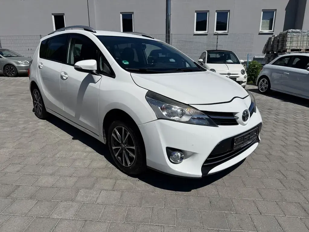 Gebraucht Toyota Verso Life 147 PS (108 kW) 2014 Weiß Van / Kleinbus