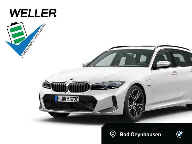Mineralweiß (weiß) Gebraucht 2022 BMW 330e M Sport Kombi | 39.950 € (Fairer Preis) - Bild 1/4