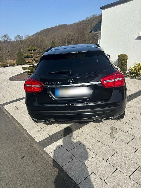 Gebraucht Mercedes GLA220 177 PS (130 kW) 2016 Schwarz SUV