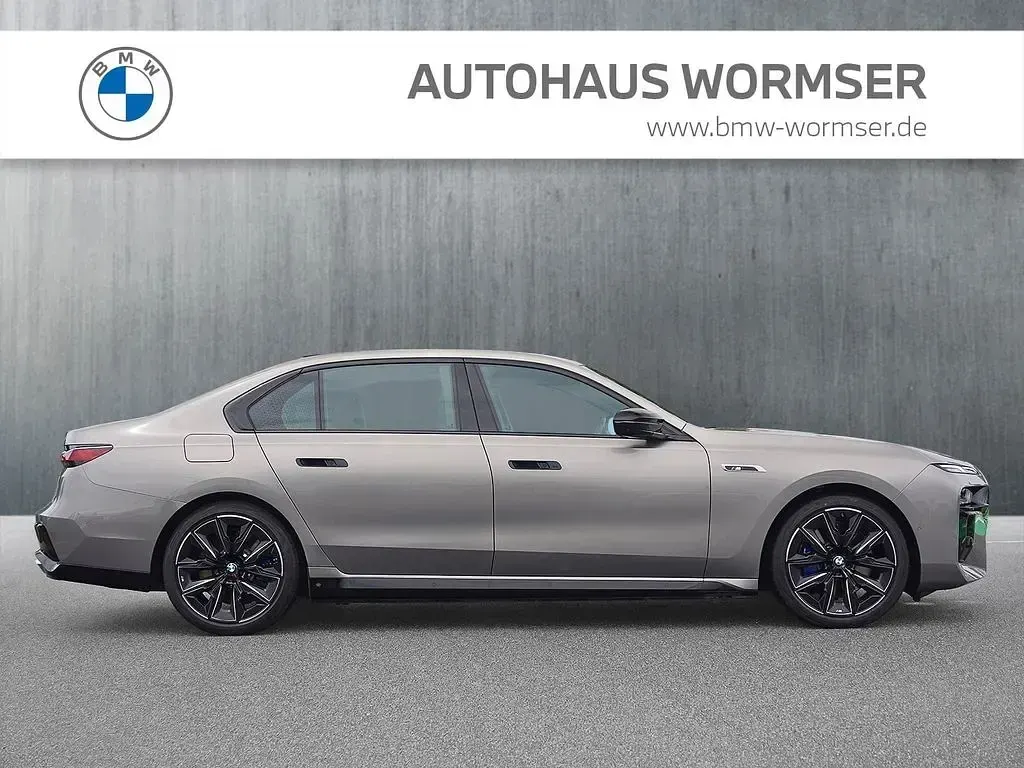 Gebraucht BMW M760e 381 PS (280 kW) 2023 Oxidgrau Limousine