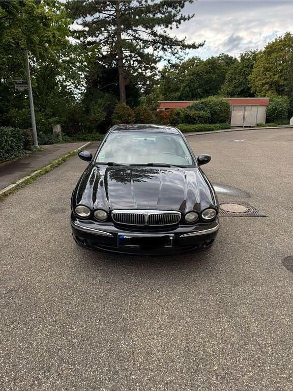 Schwarz Gebraucht 2003 Jaguar X-type Classic Limousine | 2.200 € (Etwas zu teuer) - Bild 1/4