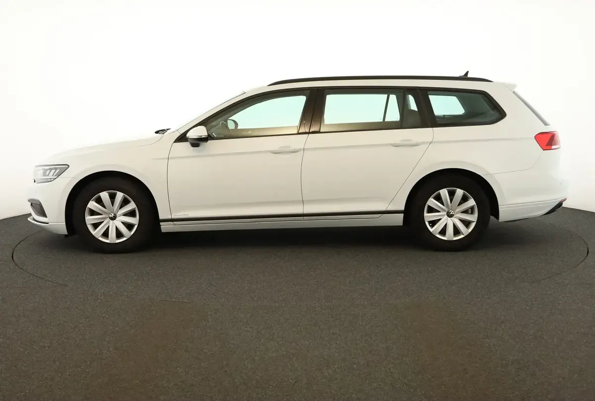 Gebraucht VW Passat 150 PS (110 kW) 2023 Gletscherweiß metallic Kombi