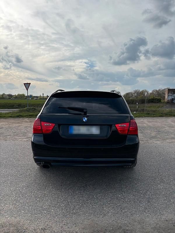 Gebraucht BMW 320 177 PS (130 kW) 2008 Schwarz Kombi
