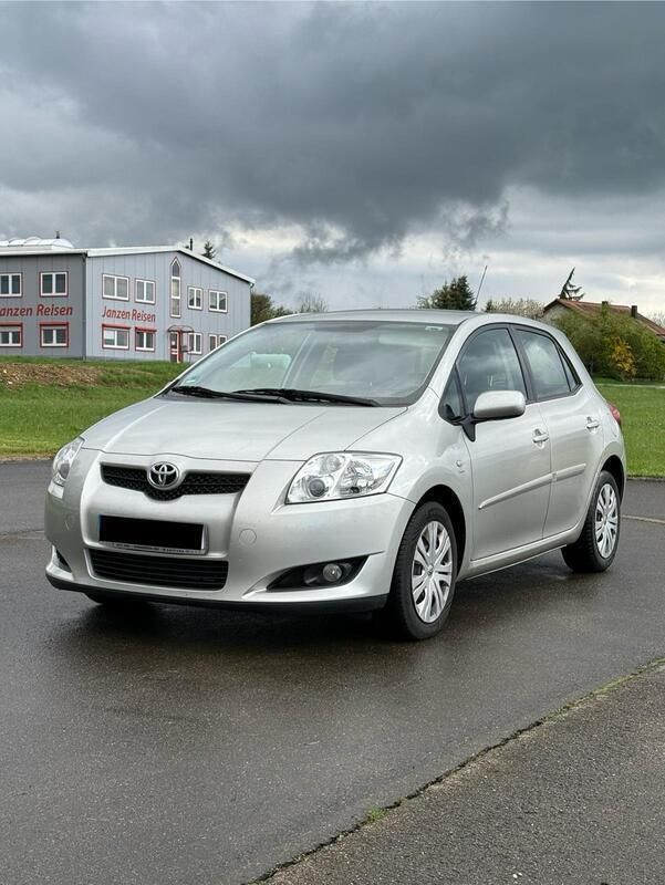 Silber Gebraucht 2007 Toyota Auris Limousine | 3.900 € (Fairer Preis) - Bild 1/4