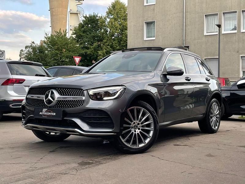 Grau Gebraucht 2020 Mercedes GLC300e AMG line SUV | 37.990 € (Fairer Preis) - Bild 1/4