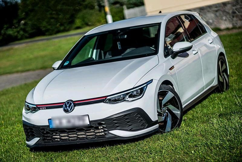 Weiß Gebraucht 2021 VW Golf VIII GTI Kleinwagen | 25.800 € (Guter Preis) - Bild 1/4