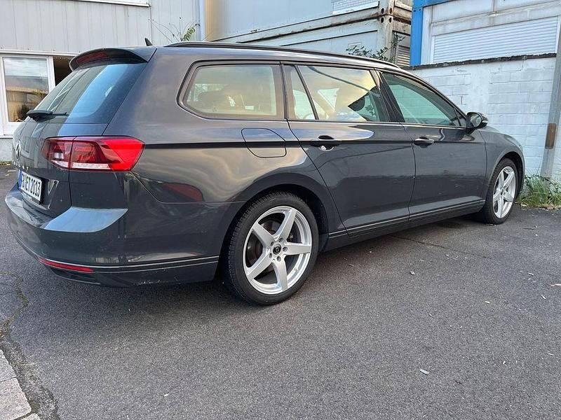 Gebraucht VW Passat 120 PS (88 kW) 2020 Grau Kombi