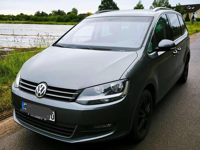 Grau Gebraucht 2017 VW Sharan Comfortline Van / Kleinbus | 19.999 € (Fairer Preis) - Bild 1/4