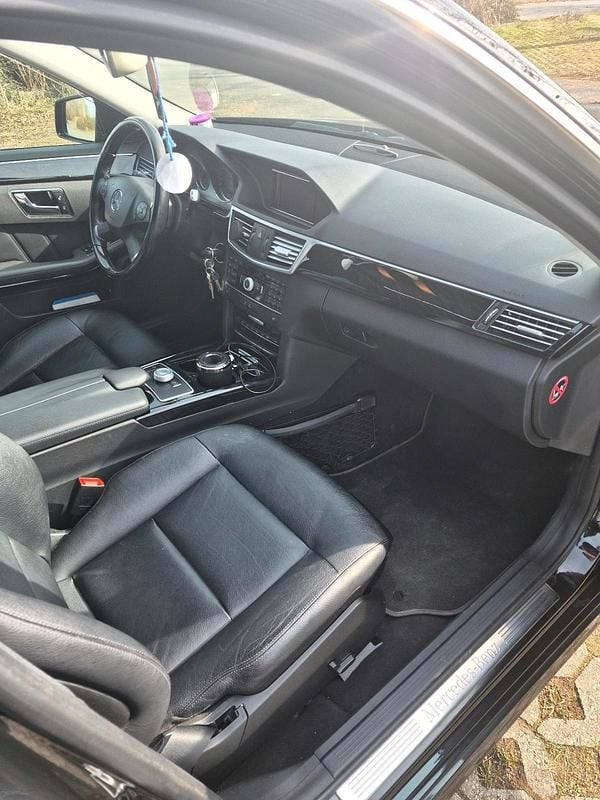 Gebraucht Mercedes E300 231 PS (169 kW) 2011 Schwarz Limousine