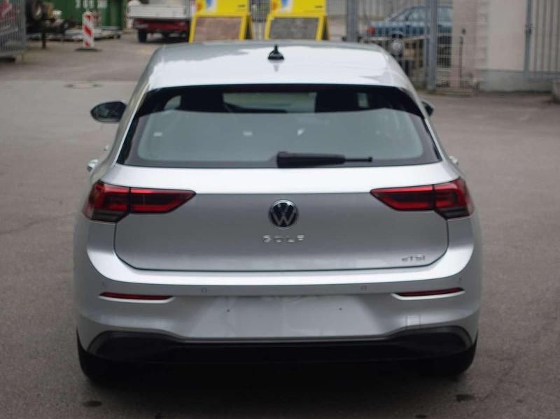 Gebraucht VW Golf VIII Life 150 PS (110 kW) 2021 Reflexsilber metallic (metallic) Limousine
