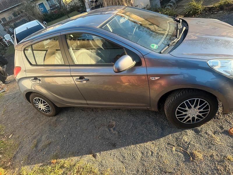 Gebraucht Hyundai i20 100 PS (73 kW) 2009 Grau Kleinwagen