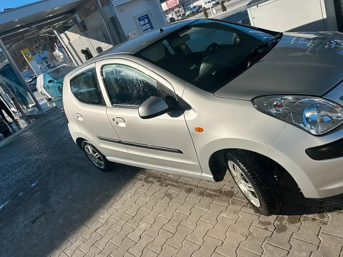 Gebraucht Nissan Pixo 69 PS (50 kW) 2009 Silber Kleinwagen