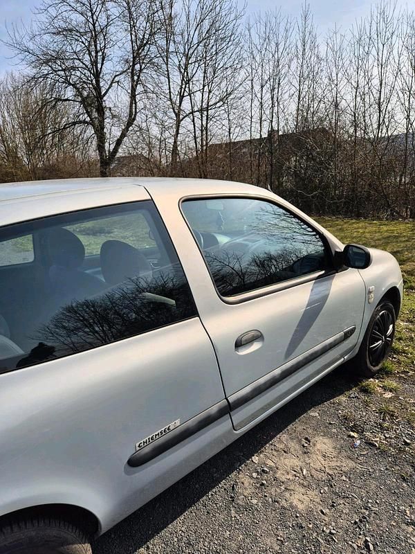 Gebraucht Renault Clio II 73 PS (53 kW) 2003 Silber Kleinwagen