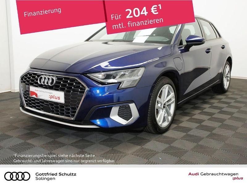 Navarrablau metallic Gebraucht 2021 Audi A3 Sportback e-tron Advanced Limousine | 25.950 € (Etwas zu teuer) - Bild 1/3