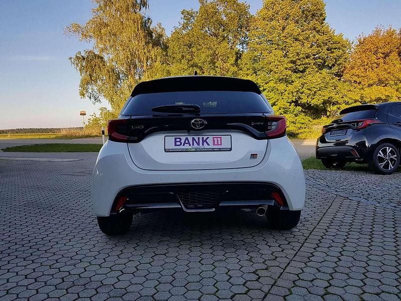 Neu Toyota Yaris Sport 92 PS (67 kW) 2025 Platinumweiß/dach schwarz Kleinwagen