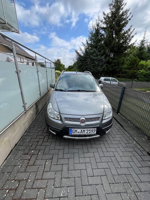 Grau Gebraucht 2011 Fiat Sedici Emotion SUV | 5.750 € (Guter Preis) - Bild 1/4