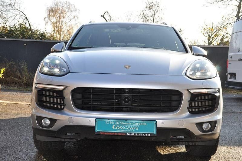 Silber Gebraucht 2017 Porsche Cayenne S Platinum Edition SUV | 48.399 € - Bild 1/4