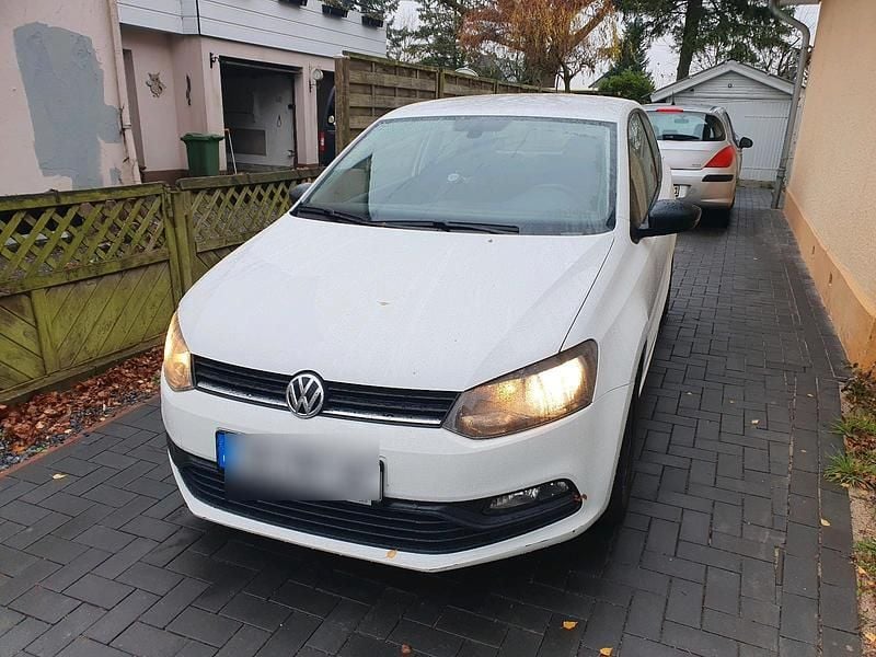 Weiß Gebraucht 2016 VW Polo Limousine | 5.100 € (Guter Preis) - Bild 1/4