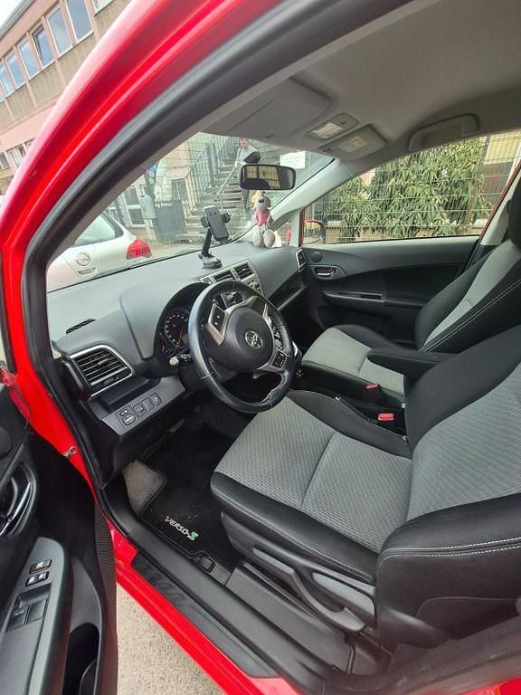 Gebraucht Toyota Verso-S Multidrive S 99 PS (72 kW) 2013 Rot Van / Kleinbus