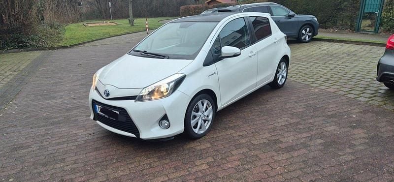 Weiß Gebraucht 2013 Toyota Yaris Hybrid Kleinwagen | 11.990 € (Fairer Preis) - Bild 1/4