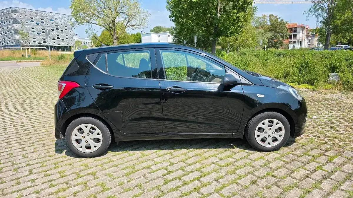 Gebraucht Hyundai i10 68 PS (50 kW) 2014 Schwarz Kleinwagen