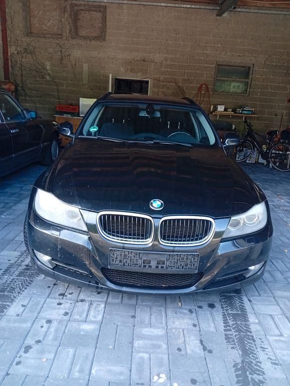 Schwarz Gebraucht 2012 BMW 318 Kombi | 4.450 € (Superpreis) - Bild 1/4