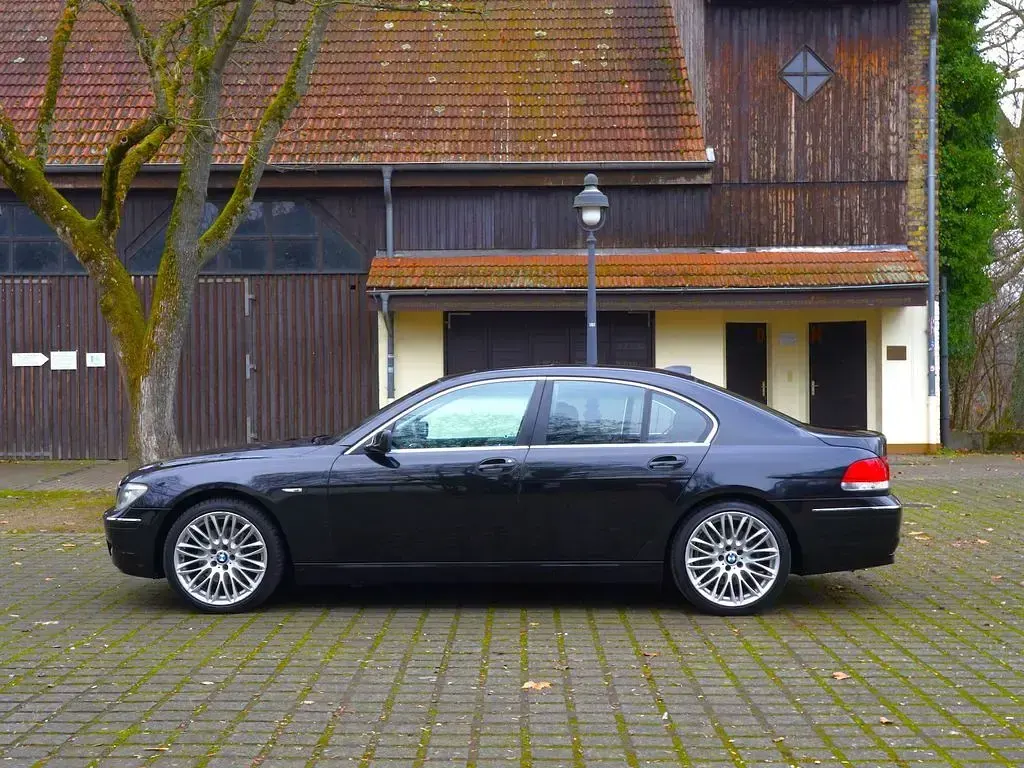 Second-hand BMW 750 Performance 367 CP (269 kW) 2006 Albastru Berlinǎ