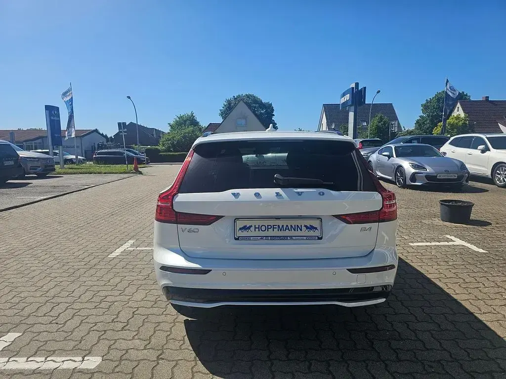 Gebraucht Volvo V60 Plus 197 PS (144 kW) 2024 Crystal white pearl / metallic Kombi