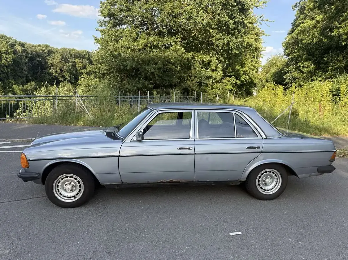 Gebraucht Mercedes 240 72 PS (52 kW) 1984 Limousine