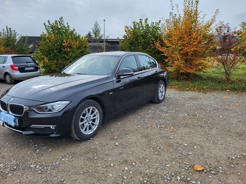 Schwarz Gebraucht 2013 BMW 320 Luxury Line Limousine | 9.499 € (Fairer Preis) - Bild 1/4