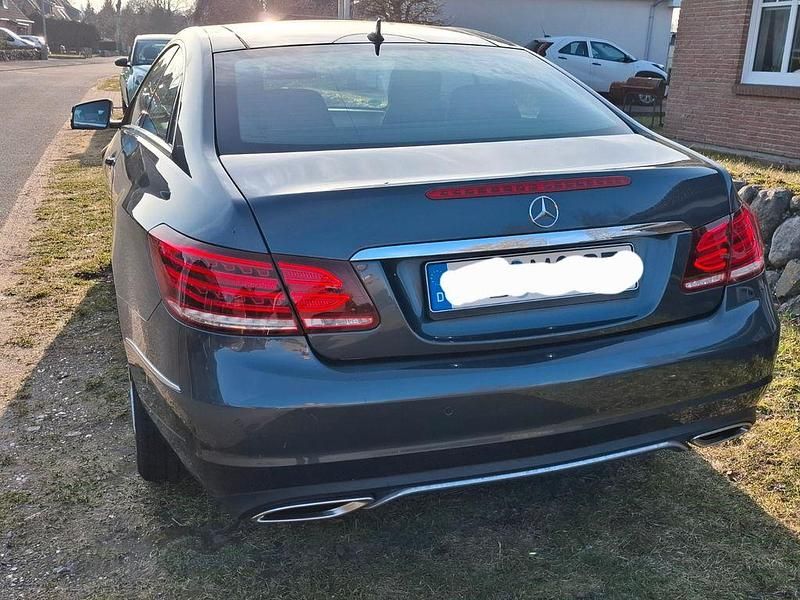Gebraucht Mercedes E220 170 PS (125 kW) 2015 Schwarz Coupé