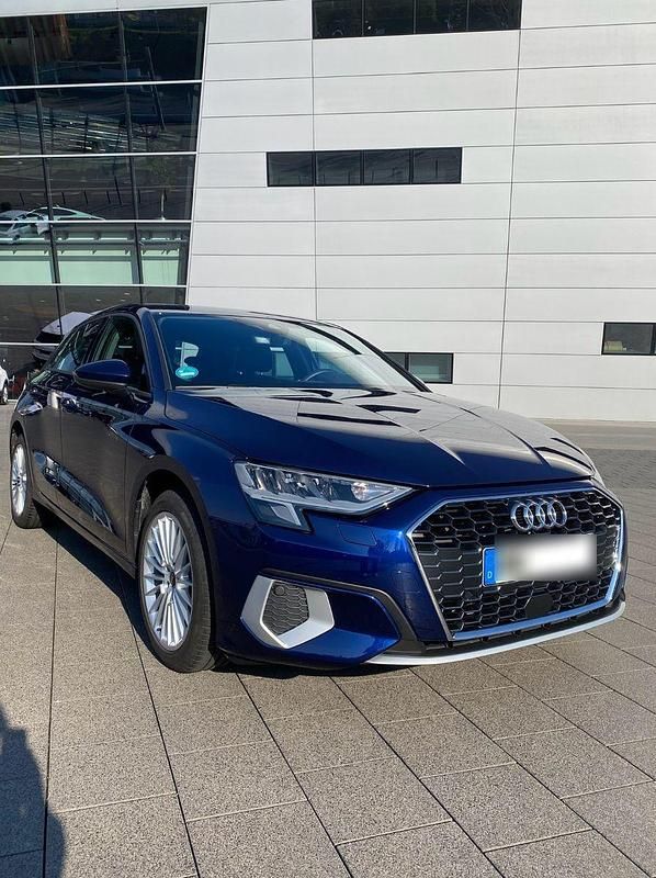 Blau Gebraucht 2024 Audi A3 Sportback Advanced Kombi | 27.499 € (Superpreis) - Bild 1/4