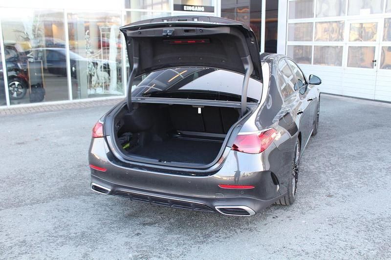 Gebraucht Mercedes E220 AMG 197 PS (144 kW) 2024 Grau Limousine