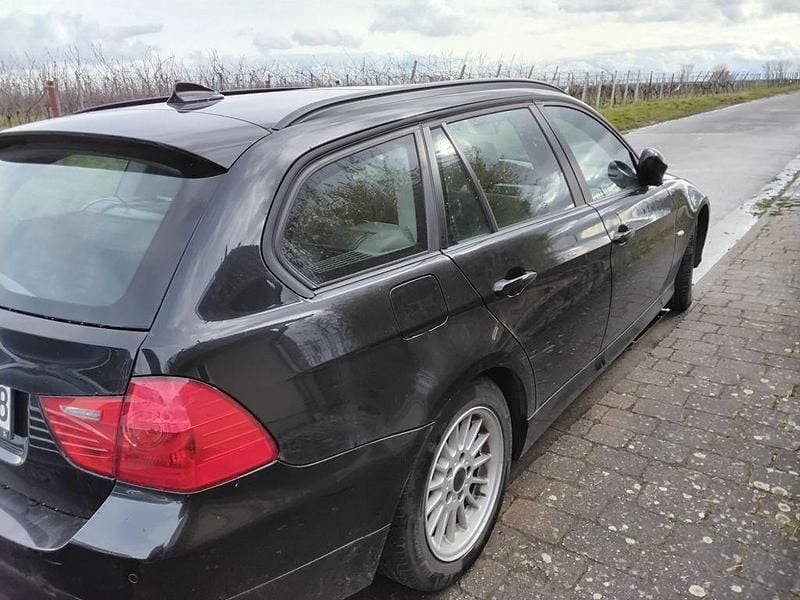 Gebraucht BMW 318 143 PS (105 kW) 2011 Schwarz Kombi