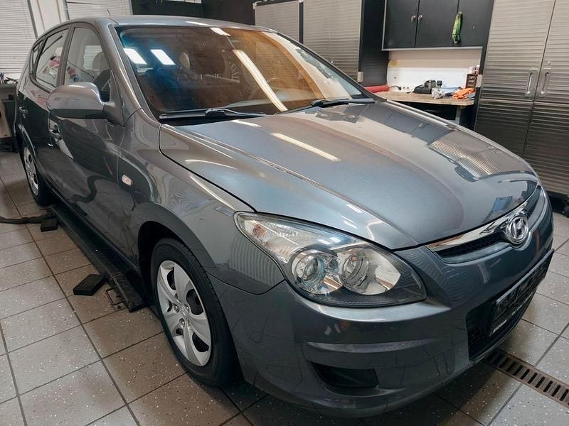 Grau Gebraucht 2009 Hyundai i30 Limousine | 4.690 € (Etwas zu teuer) - Bild 1/4