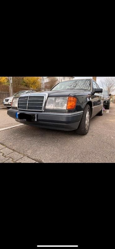 Grau Gebraucht 1991 Mercedes E260 Limousine | 5.499 € - Bild 1/4