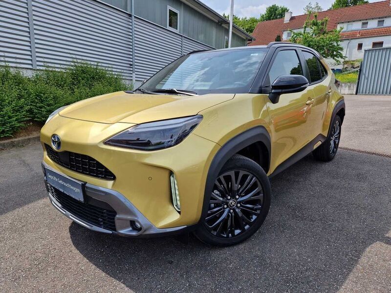 Warm gold/schwarz Gebraucht 2023 Toyota Yaris Cross SUV | 29.490 € (Etwas zu teuer) - Bild 1/4