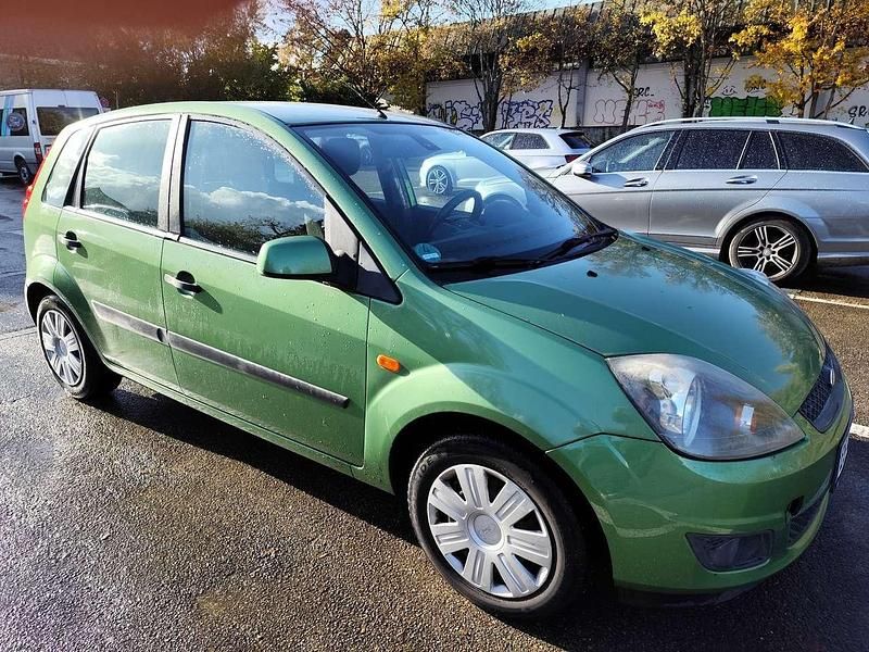 Grün Gebraucht 2006 Ford Fiesta Limousine | 2.400 € - Bild 1/4