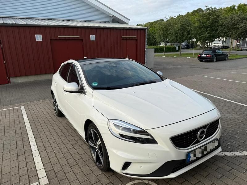 Weiß Gebraucht 2017 Volvo V40 R-Design Kombi | 13.300 € (Fairer Preis) - Bild 1/4