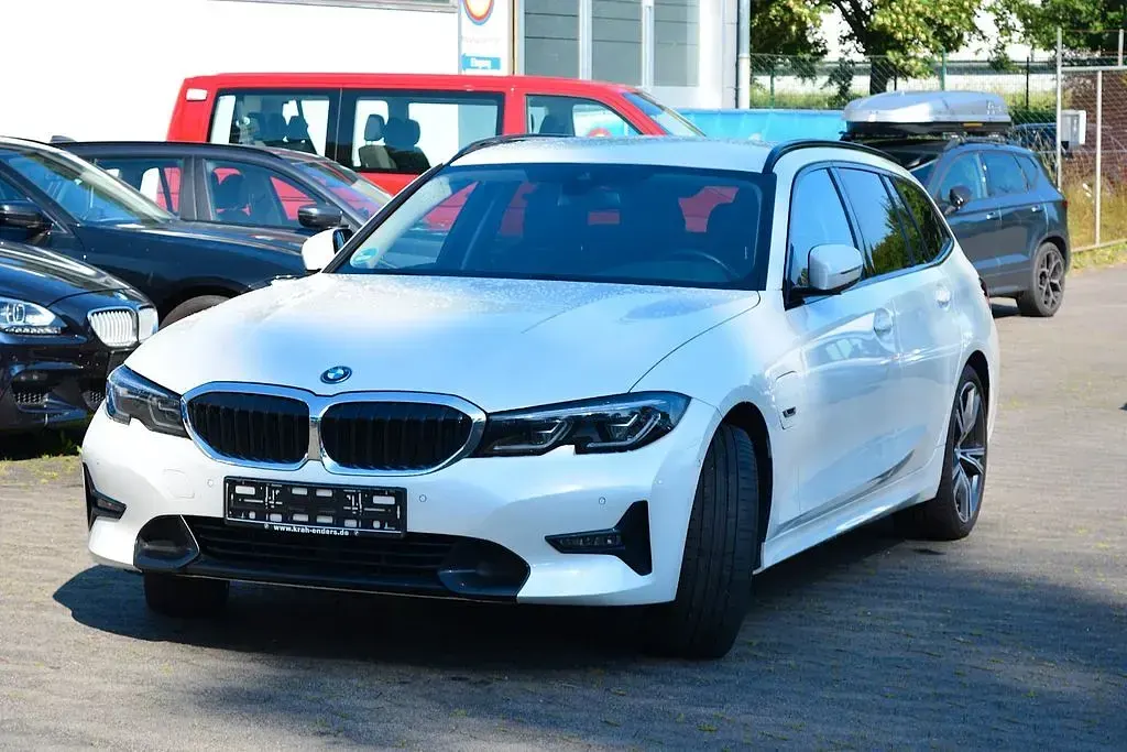 Gebraucht BMW 330e Sport Line 184 PS (135 kW) 2021 Weiß Kombi